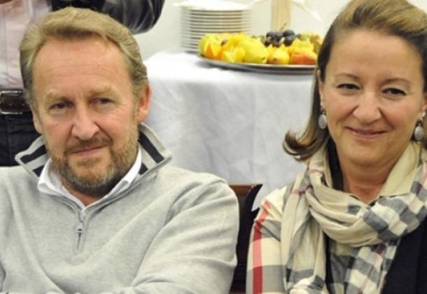 FOTO – Ovo ne radi ni Kim Džong Un: Žena Izetbegovića štampa svoje slike na boce vode