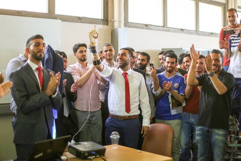 Nevjerovatna priča o studentu koji je izgubio šaku u eksploziji bombe a zatim izumio protetičku ruku koja mu je bila neophodna