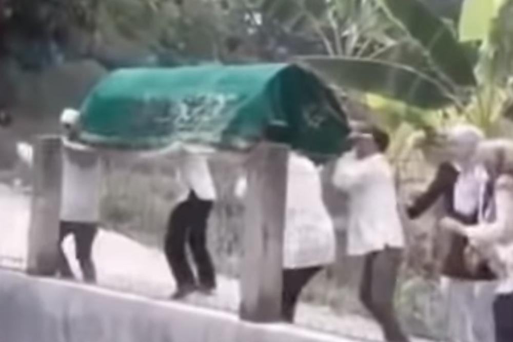 VIDEO – Nevjerovatne scene sa sahrane: Nosili pokojnika, pa ga ispustili u bazen