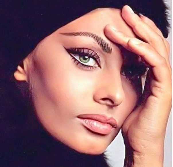 VIDEO: DIVA MAČKASTIH OČIJU napunila je 84 godine, njen život i dalje inspiriše
