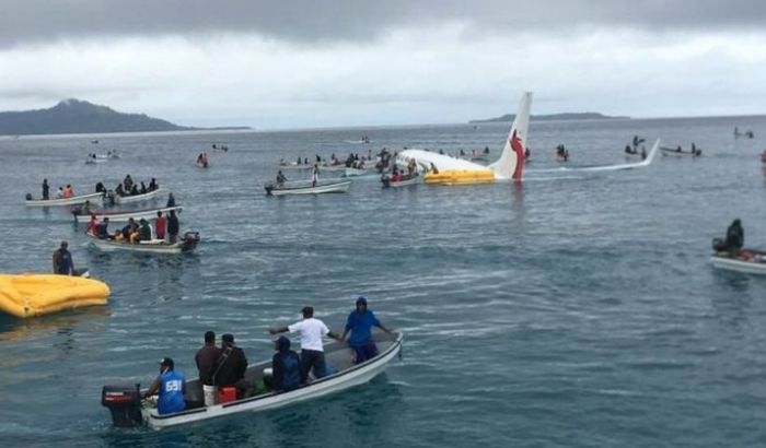 PUTNIČKI AVION PAO U PACIFIK: Pilot promašio pistu