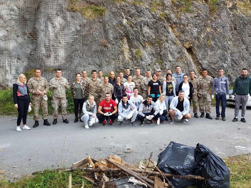 Vojnici dali doprinos Svjetskom danu uklanjanja otpada: Čistili u Pljevljima i Baru