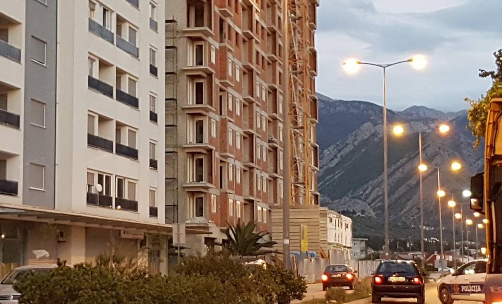 Panel sa zgrade Zetagradnje pao na pješaka: Povrijeđeni muškarac hitno prebačen u Opštu bolnicu u Baru