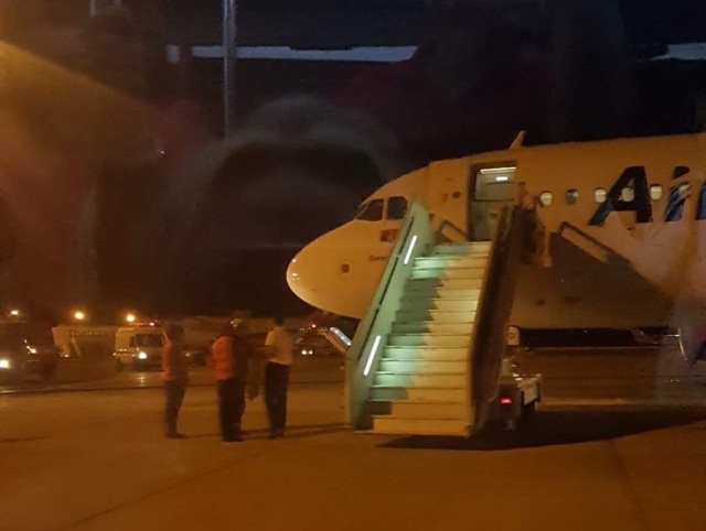 Dim u avionu Er Srbije za Hurgadu, prinudno sletio