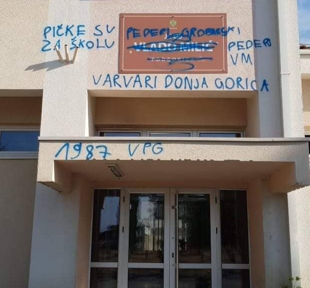 SRAMNO: Vandali uništili tablu OŠ Vlado Milić i preko nje ispisali razne vulgarnosti