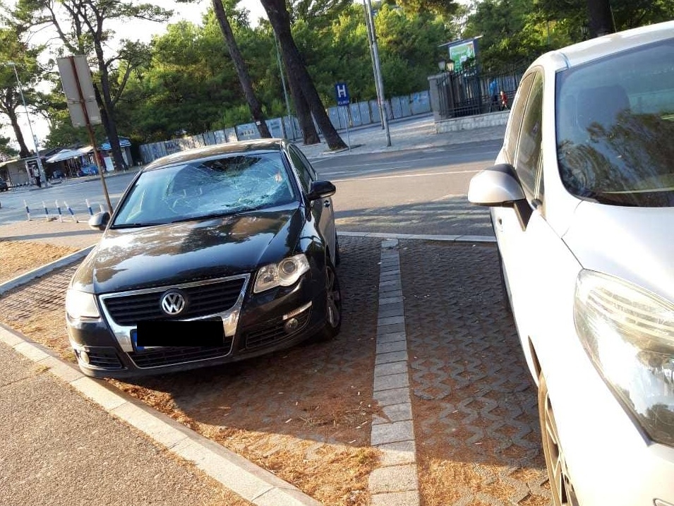 FOTO – Autom udario djevojku pa je odvezao u Urgentni: Saobraćajna nezgoda u centru Podgorice