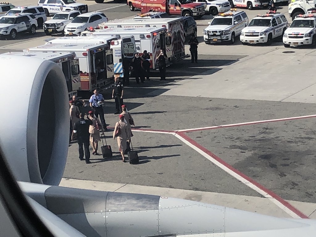 Panika na aerodromu u Njujorku: 100 putnika se naprasno razboljelo tokom leta, hitno smješteni u karantin