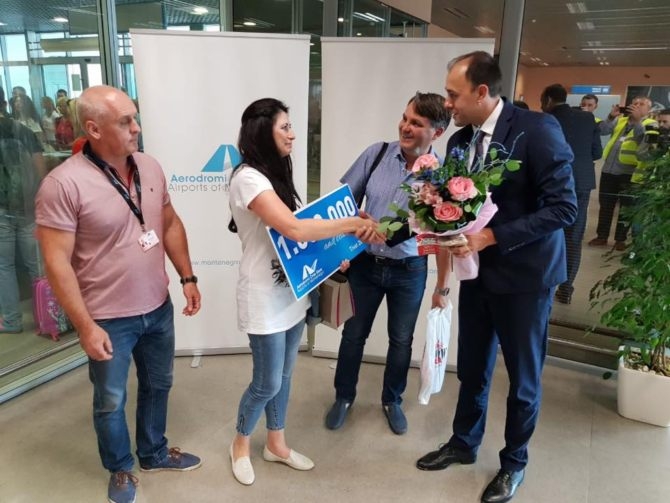 Dobila poklon: Ruskinja milionita putnica na Aerodromu Tivat