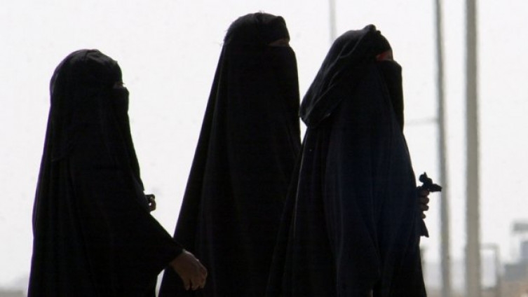 VIDEO – Masovna tuča žena u burkama u Saudijskoj Arabiji: Prolaznici u šoku posmatrali