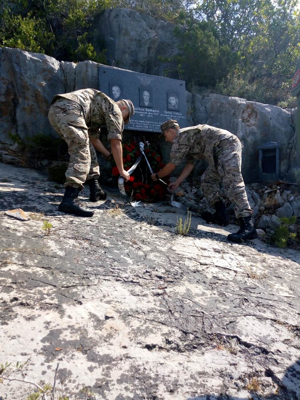 Sedam godina od nesreće na Luštici: Položeni vijenci na spomen ploču stradalim pripadnicima VCG