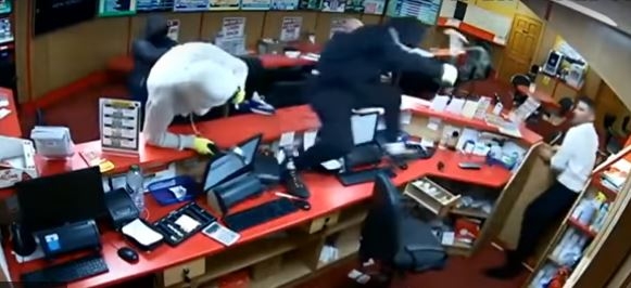 VIDEO – Neustrašivi deda napao pljačkaše: Starac (83) izbacio naoružane razbojnike
