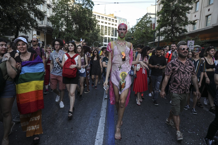 Lik Svetog Nikole na međunožju učesnika gej parade: Ovo je prava istina o njoj