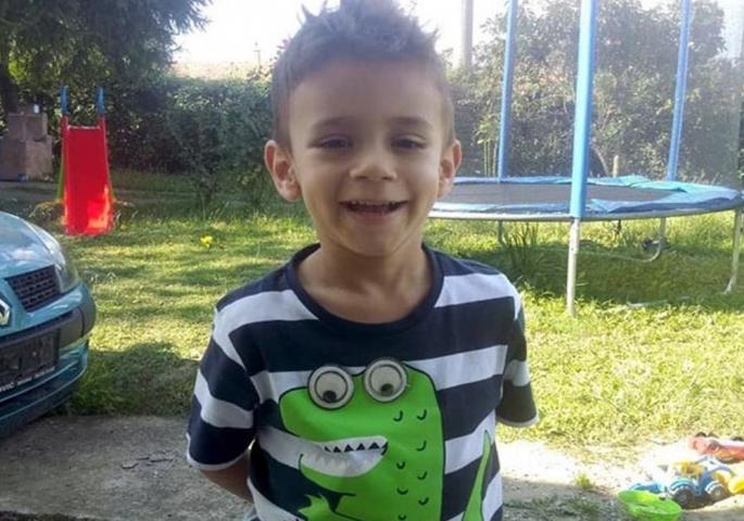 Prva slika malog Dušana iz Barselone: Hrabri dječak iz bolničke sobe pozdravlja sve ljude koji su mu pomogli