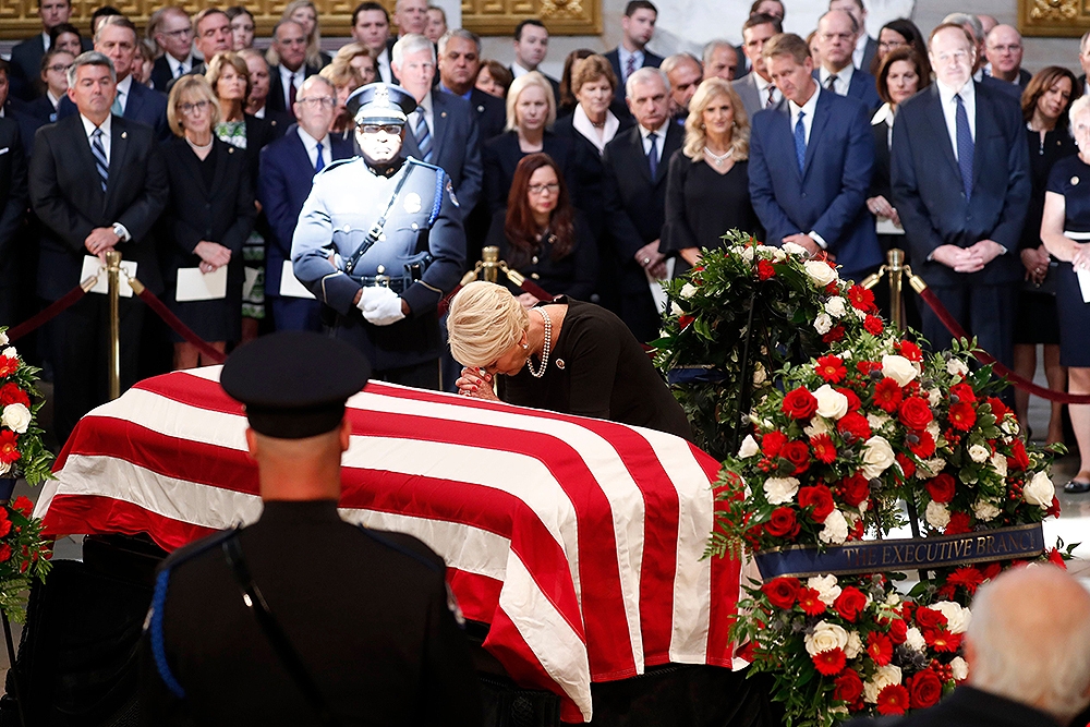Hiljade ljudi na ceremoniji u čast Mekejna: Ostavio je naciju prosperitetnijom