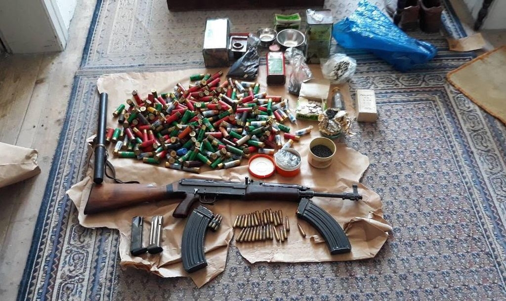 Baranin potegao pištolj, tokom hapšenja povrijedio dva policajca: U kući otkriven arsenal oružja i municije