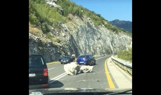 Izbjegnuta tragedija: Stijena pala na magistralu u blizini tunela Sozina