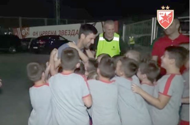 VIDEO – Dirljiva scena na “Marakani”: Đoković je došao da se javi fudbalerima, a onda su ga djeca iznenadila