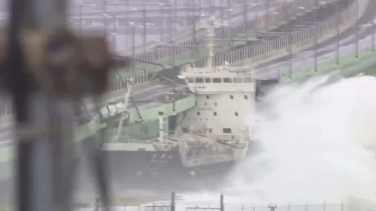 Razorni tajfun odnio osam života, tanker se zabio u most