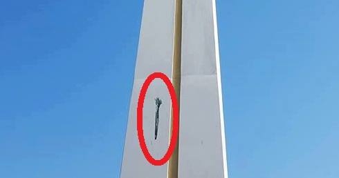 Oskrnavljen spomenik vojvodi Mirku Petroviću u centru Podgorice: Masnom farbom na bijeli obelisk