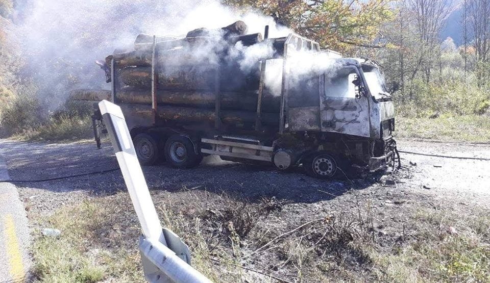 Izgorio kamion na Mateševu, drva spašena