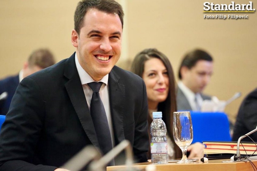 FOTO – Gradonačelnik s osmjehom došao na posao: Glasa se o spomeniku Titu