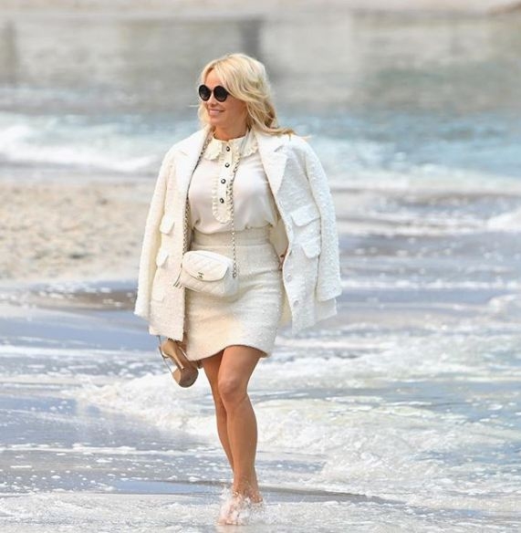 PAMELA ANDERSON kao nekada u ‘BAYWATCHU’, potrčala plažom!