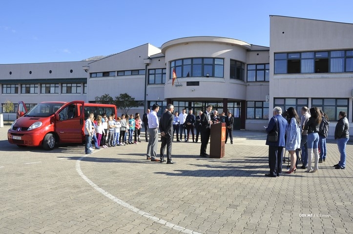 Olakšaće školovanje učenicima: Doniran kombi za prevoz učenika u opštini Tuzi