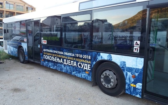 Plakatima koji veličaju Podgoričku skupštinu izlijepljeni i gradski autobusi u Budvi