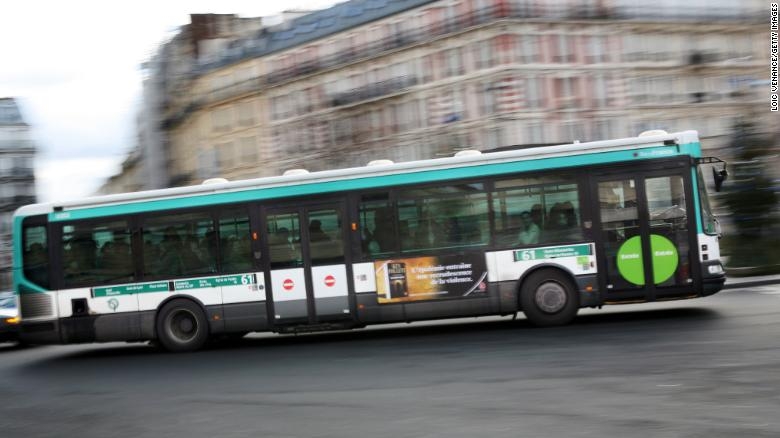 Vozač izbacio sve putnike jer nisu pomogli invalidu