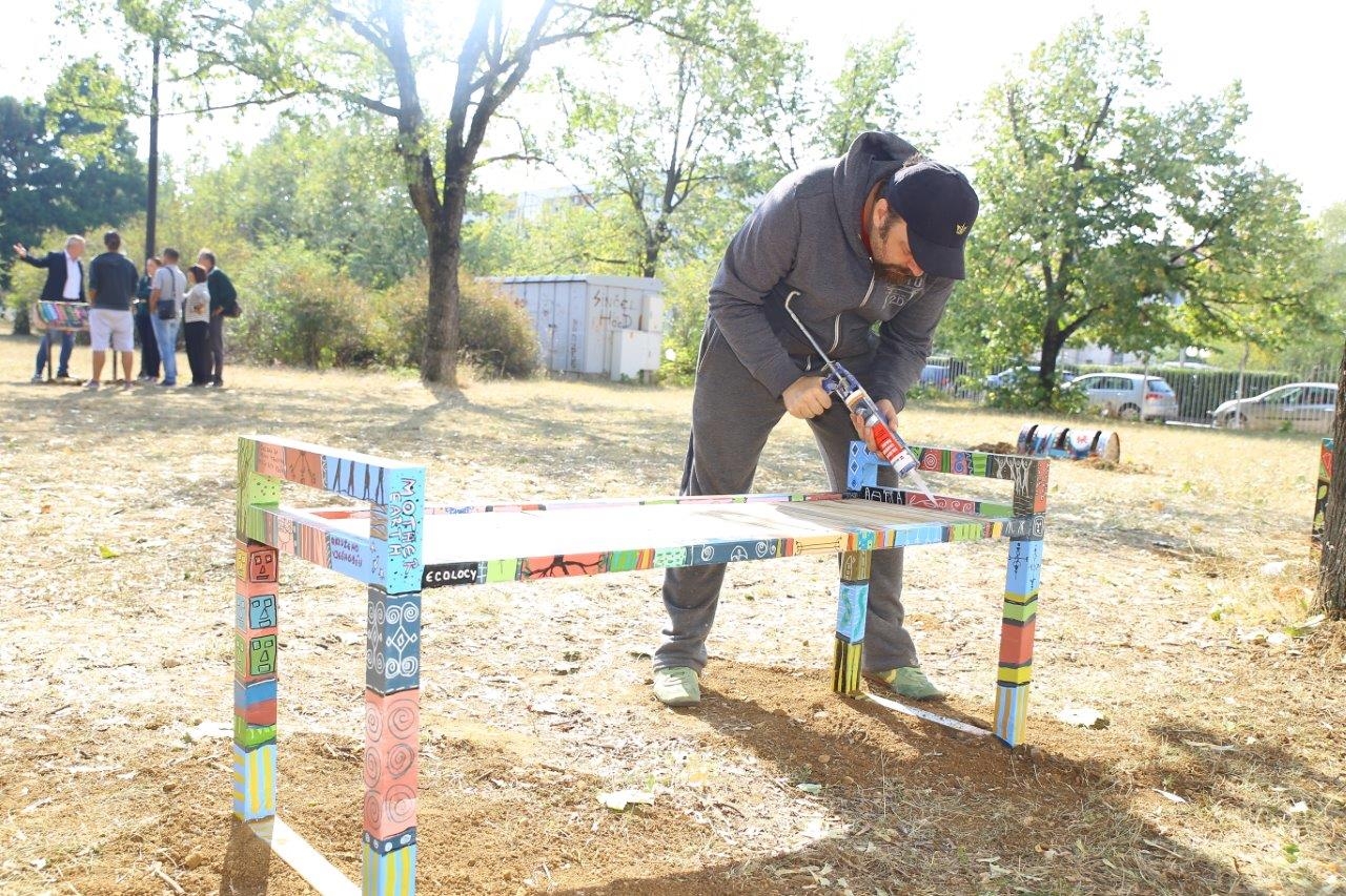 Instaliran mobilijar u dvorištu Filozofskog fakulteta: Uspješno završen projekat „Umjetnost reciklaže“