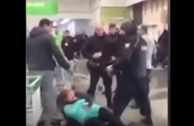 VIDEO: Pripadnici ruske nacionalne garde bacili trudnicu na pod, šutirali je i udarali a sve zbog sitnice