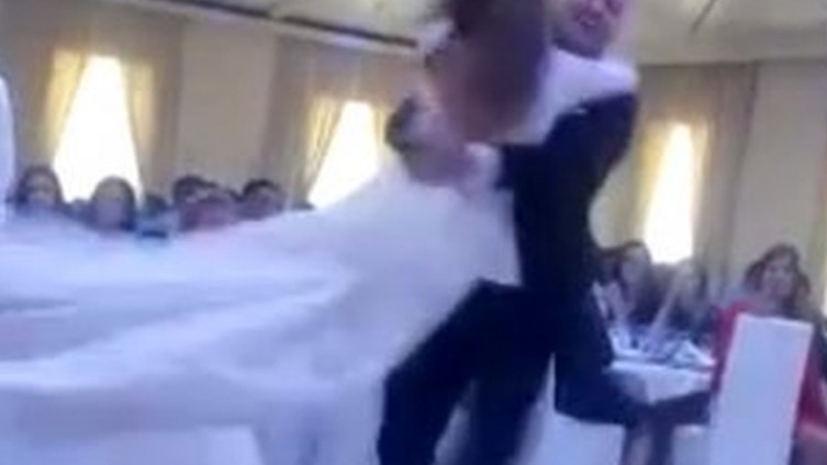 VIDEO: Mladoženja iz BiH se zanio tokom plesa pa nokautirao djevojčicu