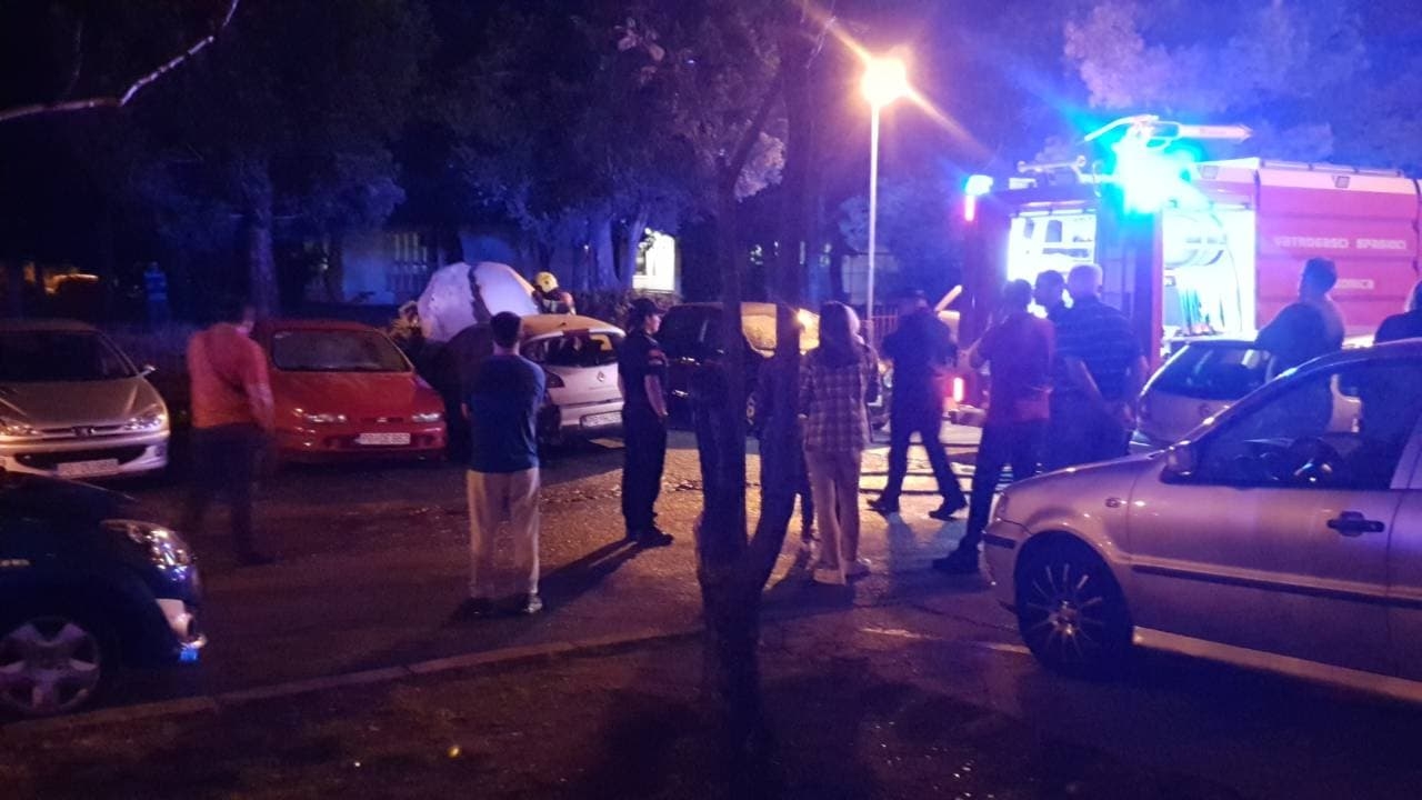 FOTO – Izgorio “reno megan” u naselju Baston: Vlasnik tvrdi da ništa nije ukazivalo da će doći do zapaljenja