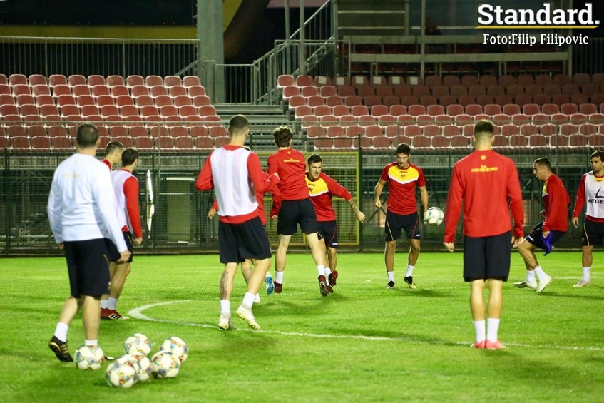 FOTO – Zagrijavanje pred veliki duel: Pogledajte kako se fudbaleri Crne Gore i Srbije spremaju za utakmicu