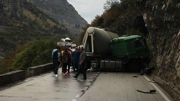 Šleper udario u stijene: Jedna osoba povrijeđena u udesu na Bioču