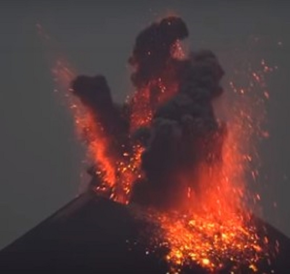 VIDEO: MUNJE, GROMOVI… Spektakularna erupcija vulkana kakva se ne viđa svaki dan
