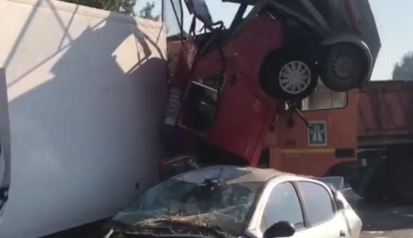 FOTO – “U kolima pored mojih bila je mrtva žena, a pored nje dvoje djece…”: Svjedoci o jezivoj nesreći na autoputu u Srbiji