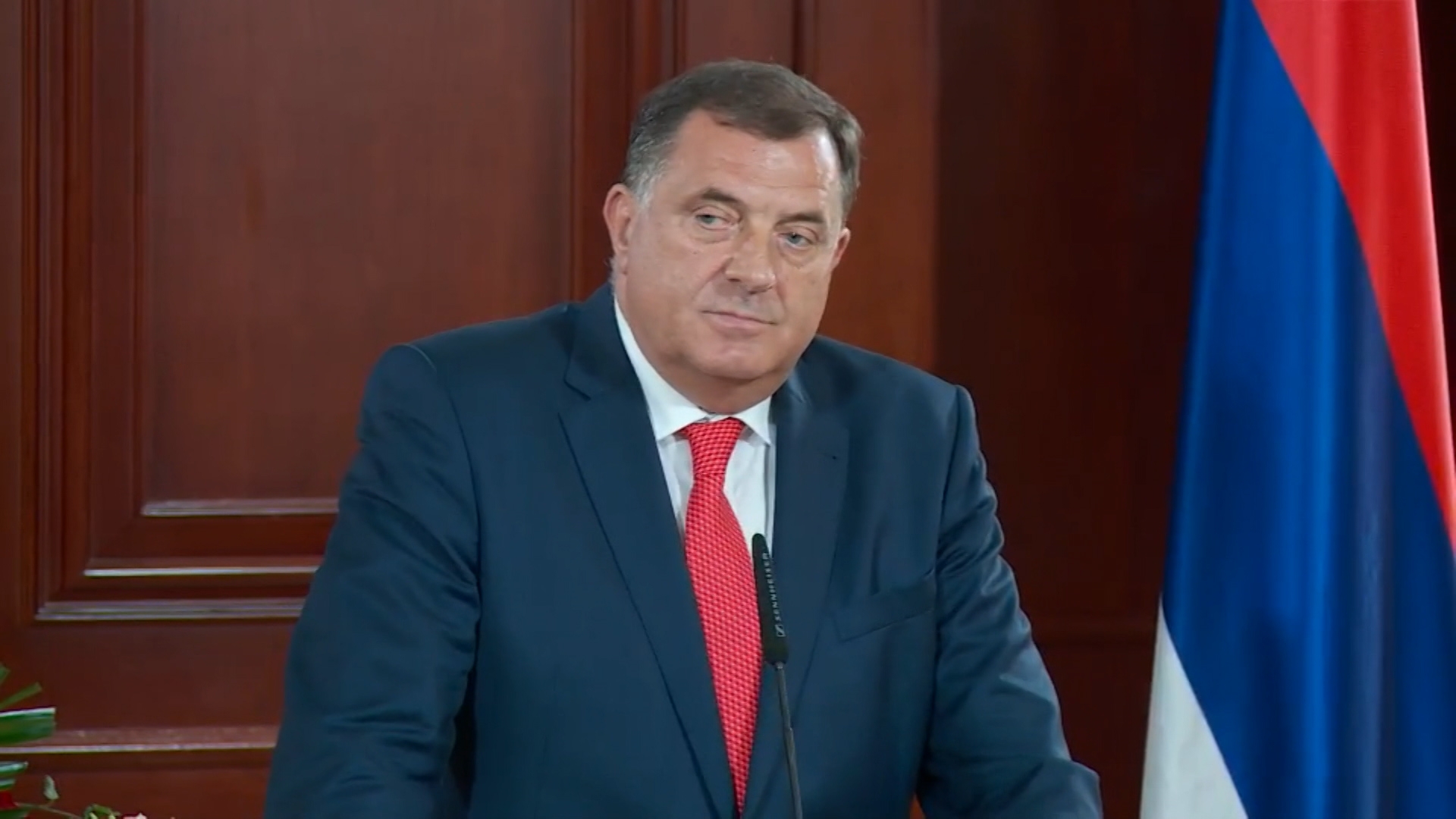 Dodik: U Crnoj Gori nam otimaju crkve