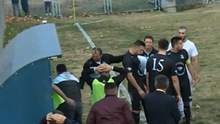 VIDEO: Igrač nakon žestokog starta protivnika glavom udario o klupu za rezervne igrače