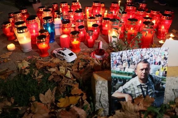 Tišina i muk: Građani Sarajeva odali počast stradalim policajcima