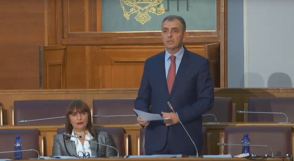 Hrapović nije odgovorio podnosi li ostavku, ali: “Ja se ne liječim u inostranstvu, ali smo vani slali i pozicionare i opozicionare”