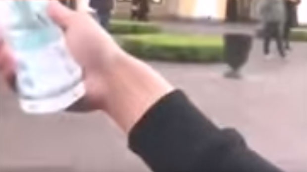VIDEO – Bahatost: “Tatin sin” bacao novac po ulici i smijao se “sirotinji”