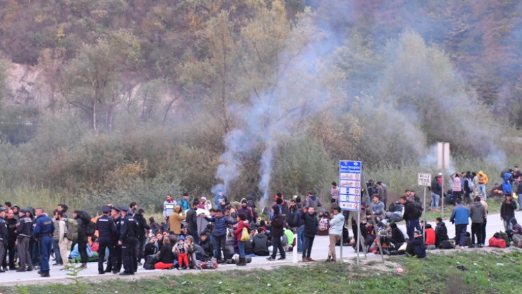 Još jedna noć na otvorenom: Gotovo 200 migranata prespavalo u blizini granice s Hrvatskom