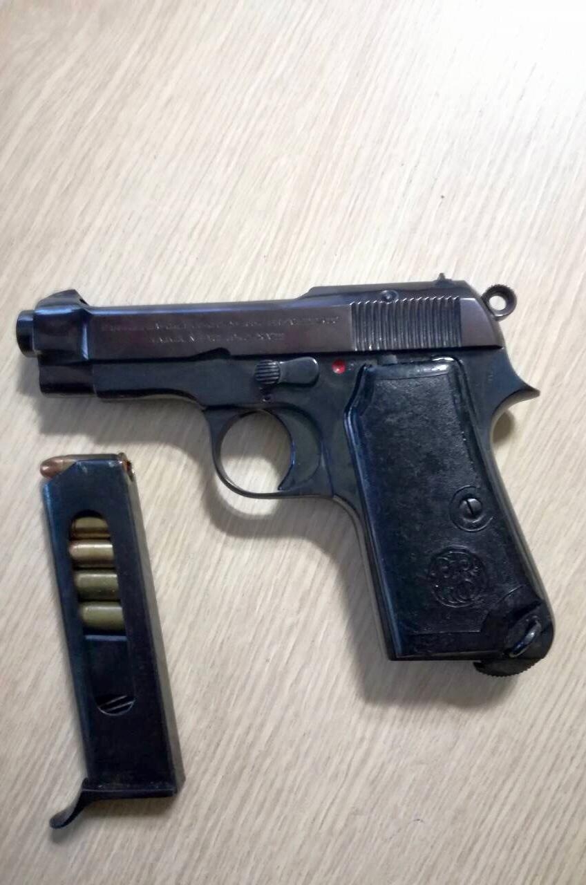 Uhapšene tri bezbjednosno interesantne osobe: Jaćimović sa pištoljem za pojasom sjedio u lokal, kod dvije osobe pronađena droga