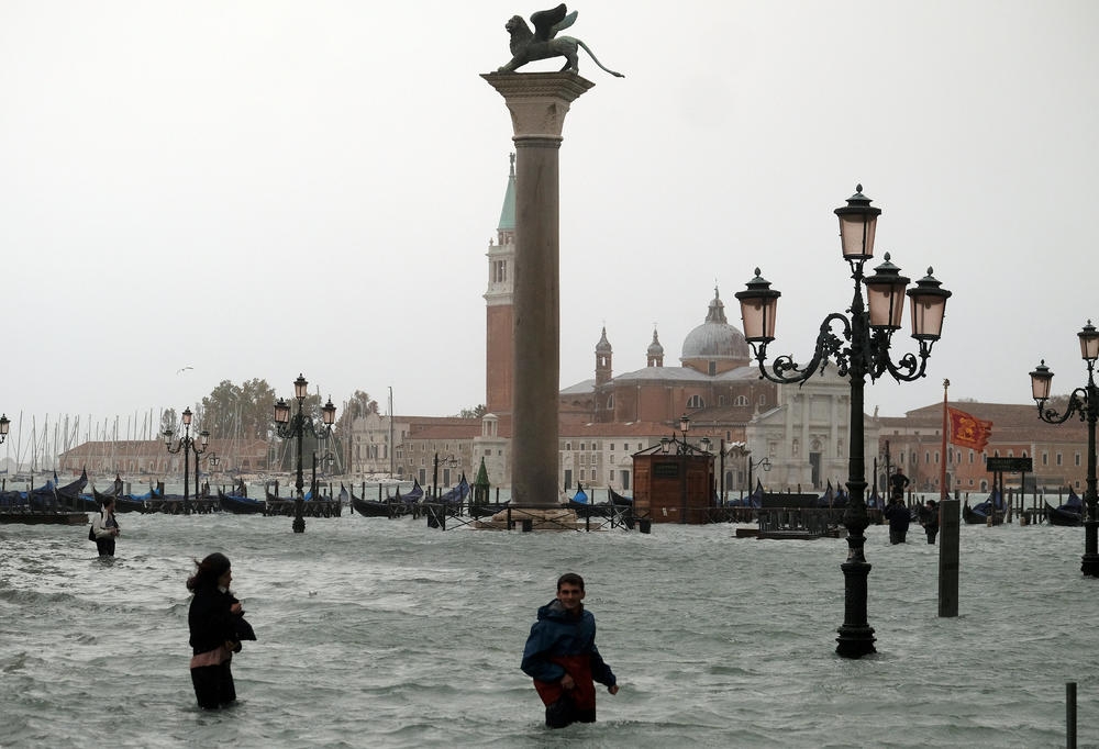 FOTO i VIDEO – Italija se davi u poplavama, Francuzi i Španci okovani u snijegu: 200.000 domaćinstva bez struje, raste broj poginulih
