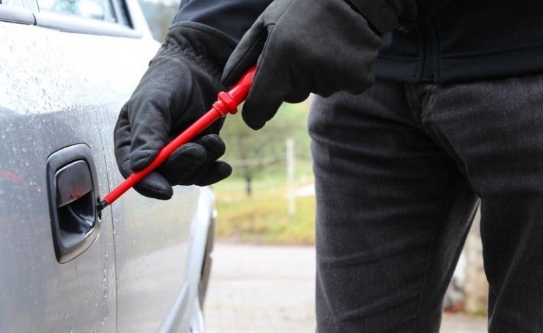 Policija uhapsila četiri osobe u Podgorici: Opljačkali zlataru, krali novac i automobile