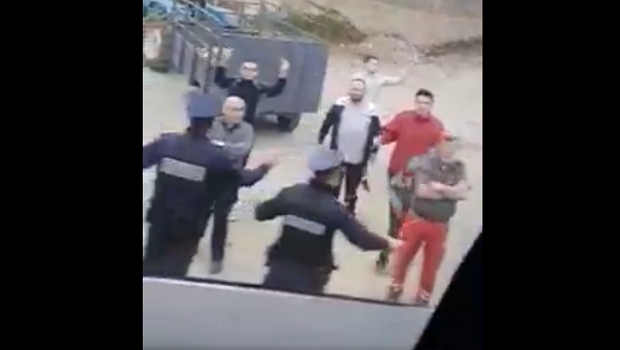 VIDEO – “Lezite dolje”: Ovako su Albanci kamenovali autobus sa srpskim vjernicima na Kosmetu