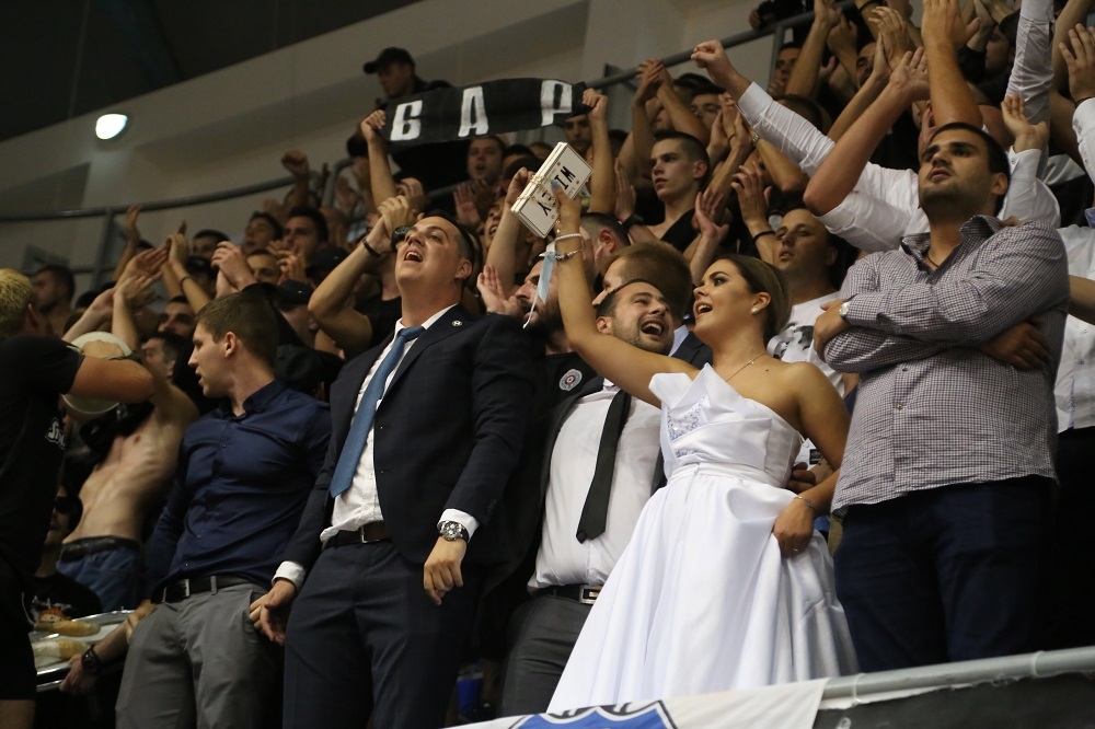 FOTO – Udala se, došla pravo u „Topolicu“ da bodri Partizan i tugovala