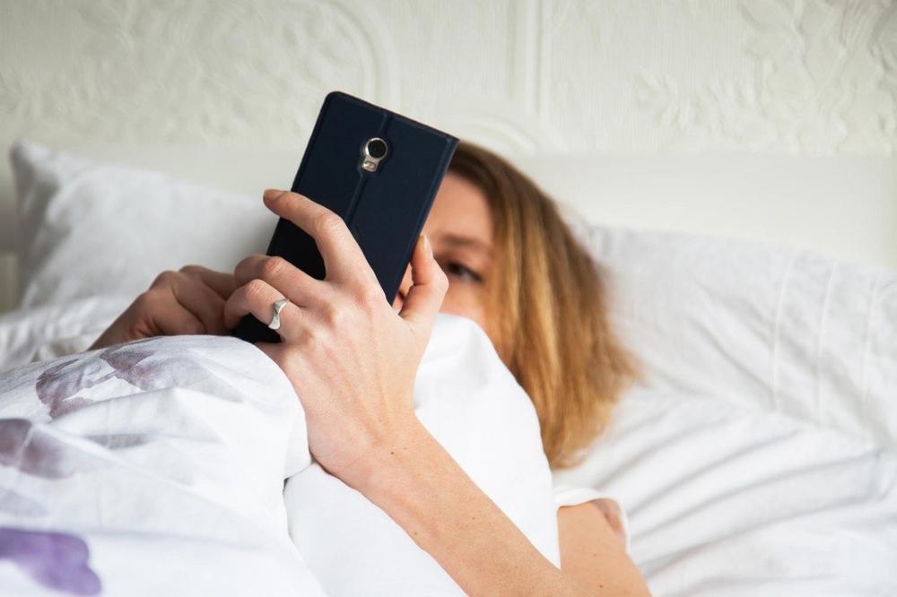 Gledate u ekran prije spavanja? Sedam razloga zbog kojih više nećete pomisliti na telefon uveče