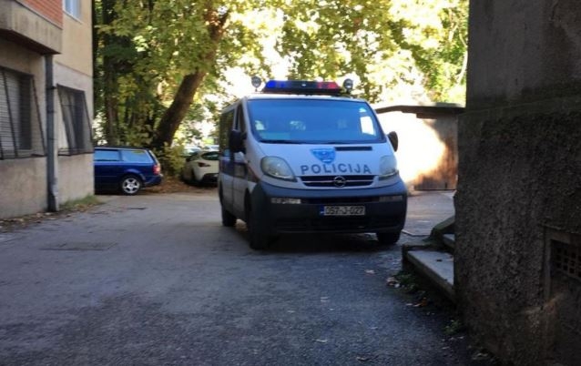 Razbojnik upao s automatskom puškom u poštu, dok je bježao ispadao novac za njim